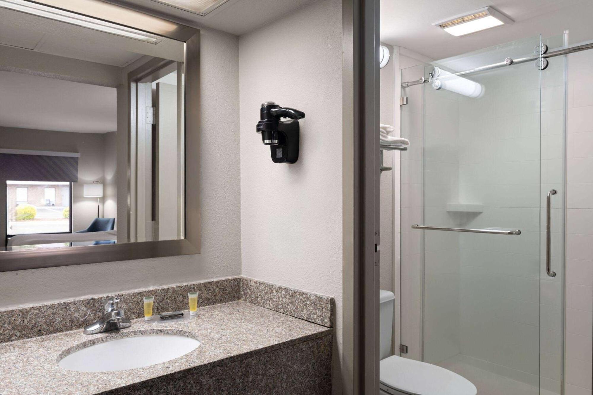 Days By Wyndham Roanoke Rapids Hotel
