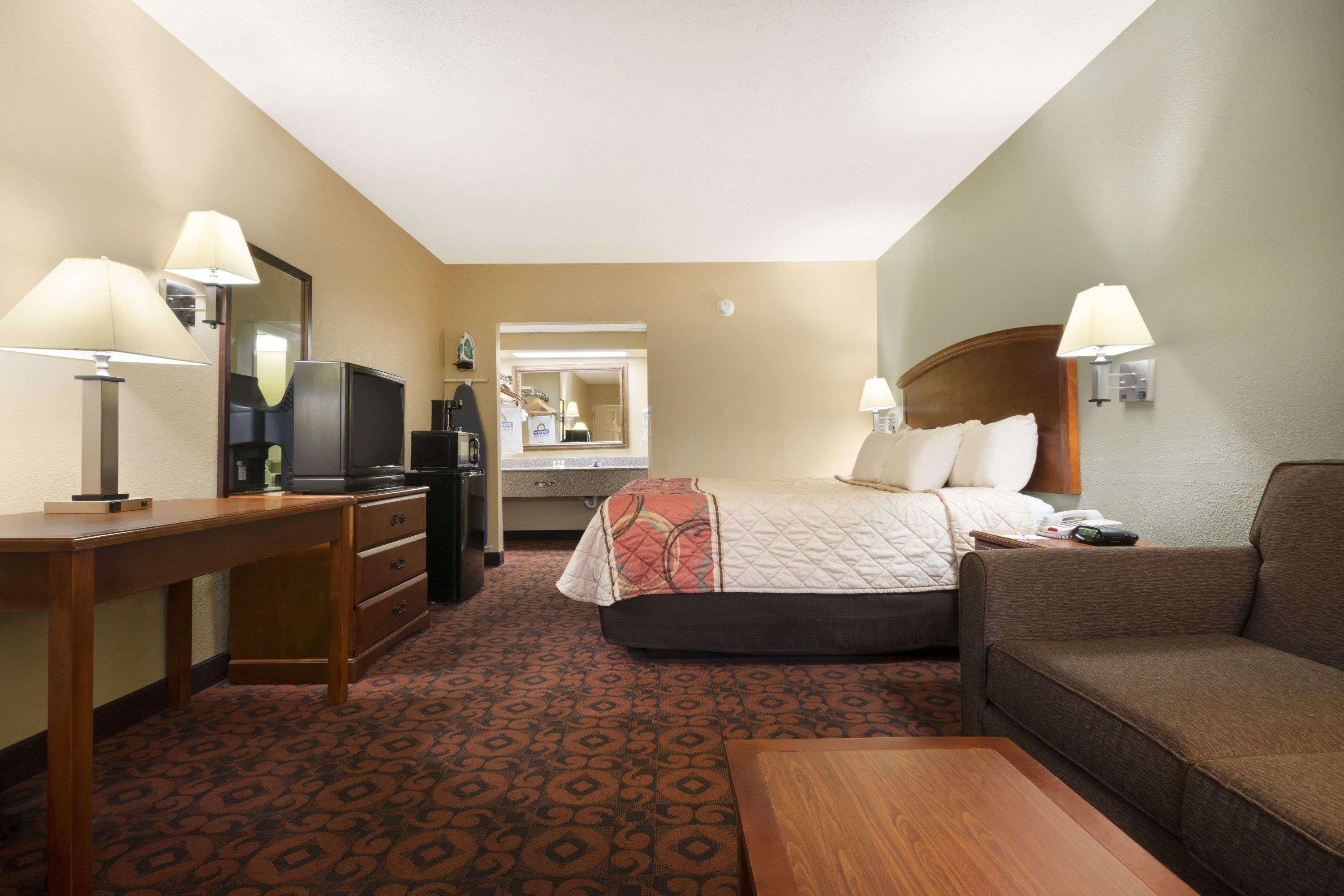 Days By Wyndham Roanoke Rapids