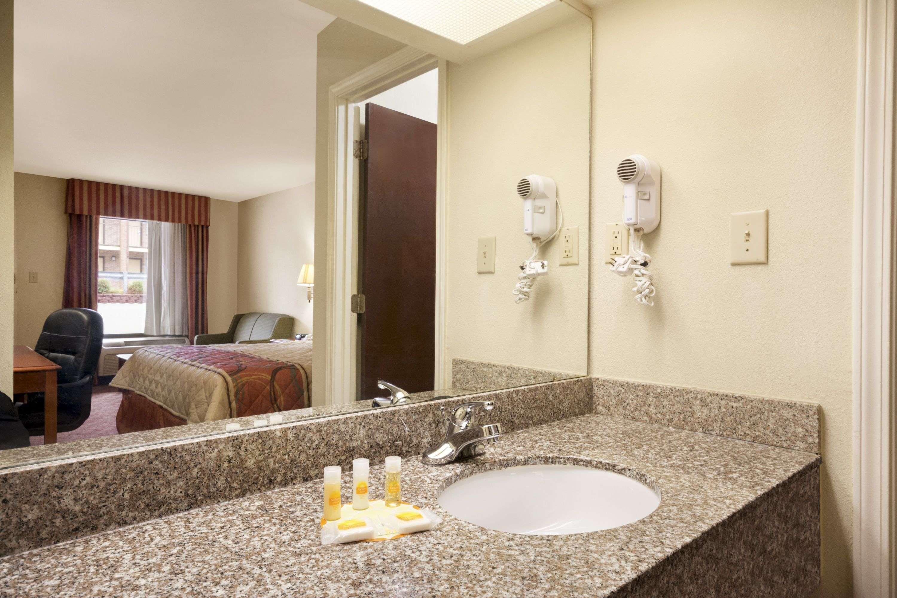 Days By Wyndham Roanoke Rapids Hotel