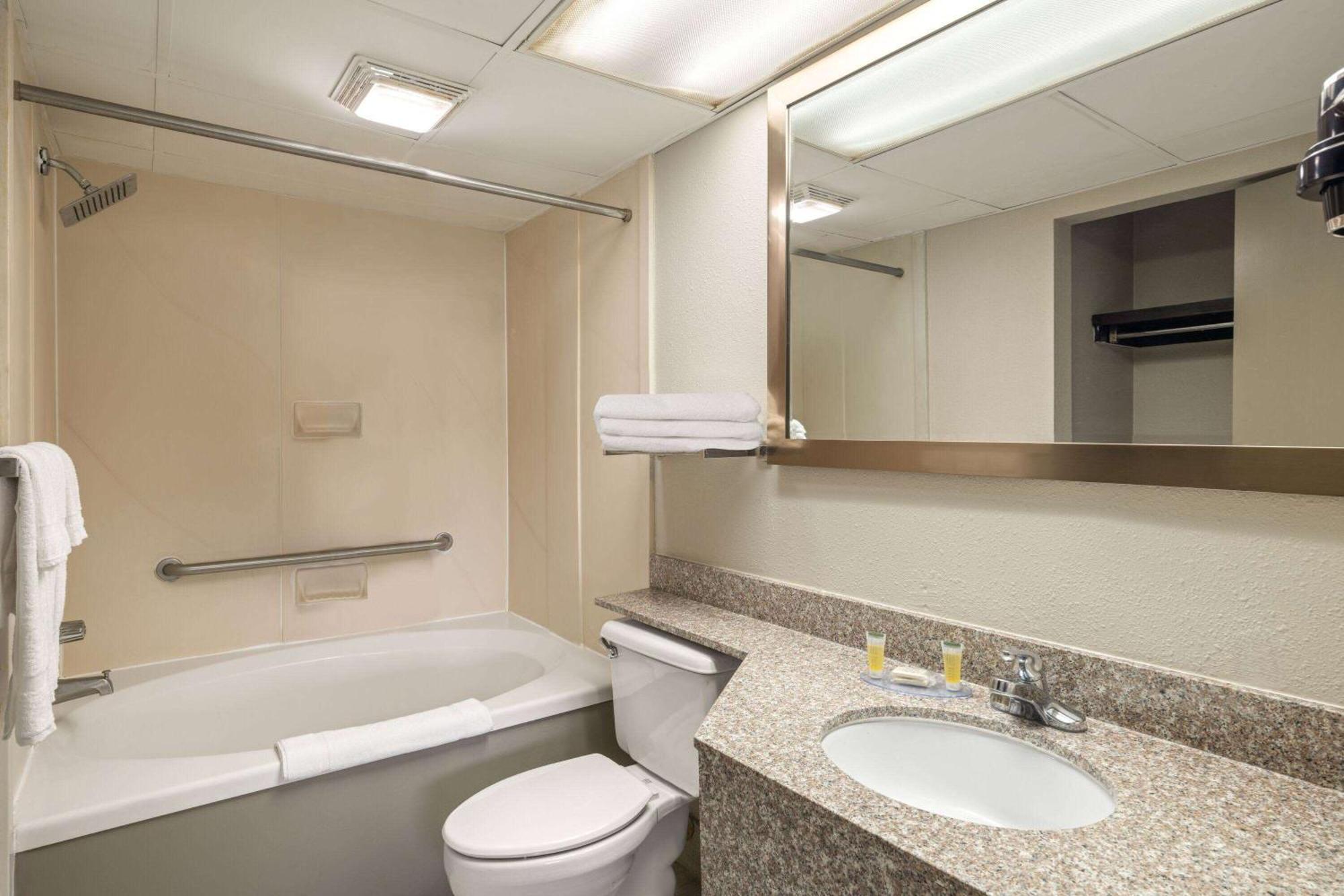 Hotel Days By Wyndham Roanoke Rapids