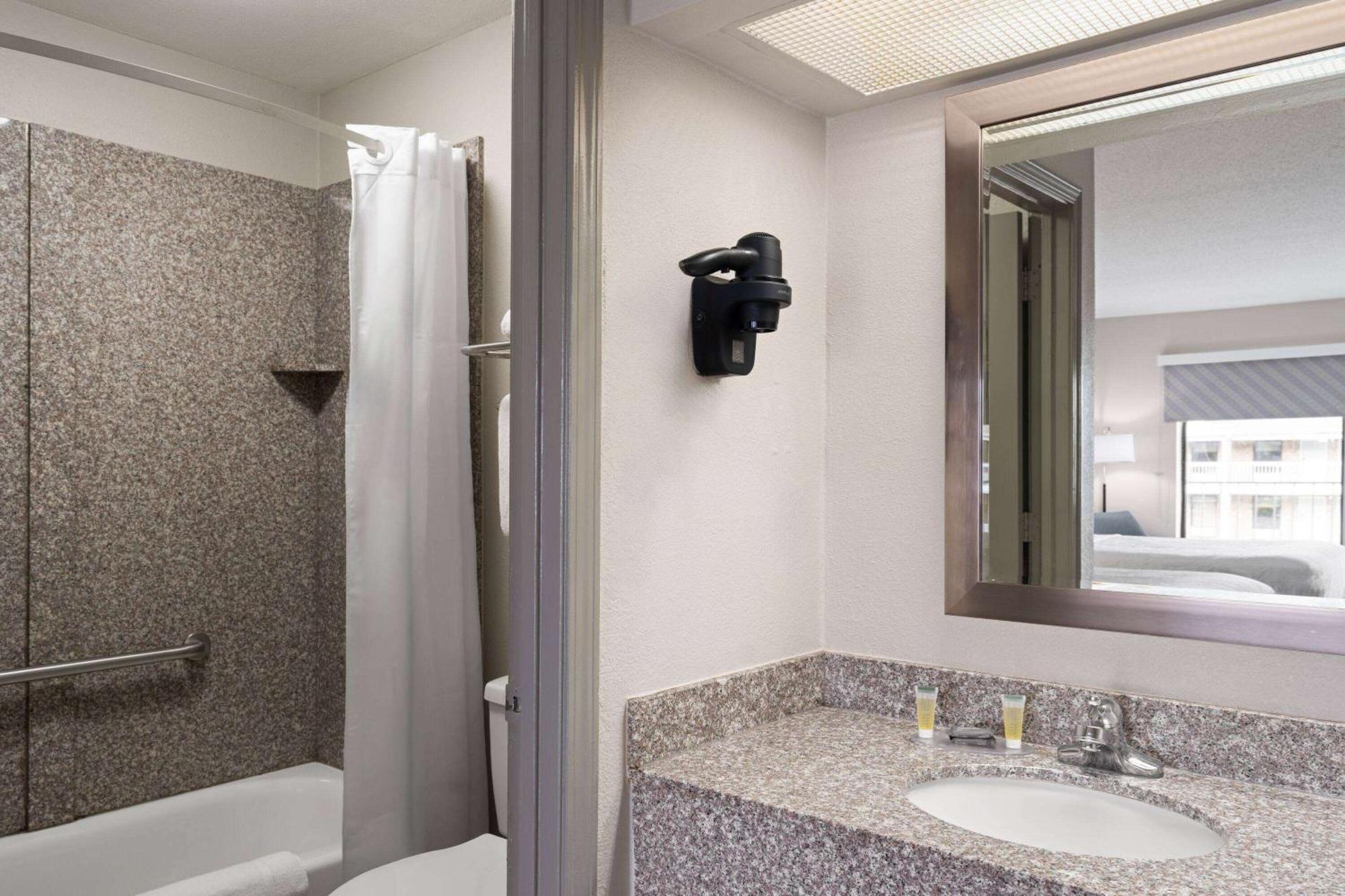 Days By Wyndham Roanoke Rapids