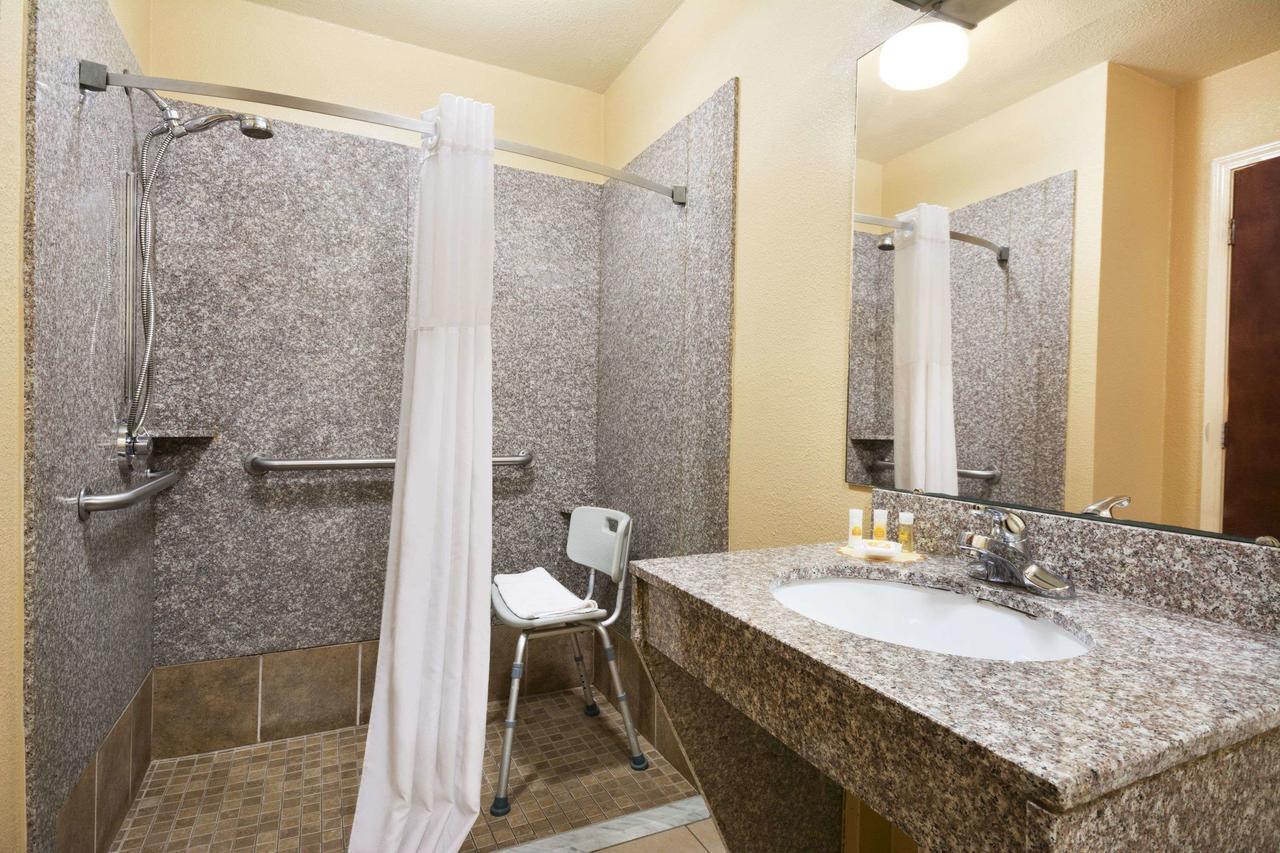 Days By Wyndham Roanoke Rapids Hotel