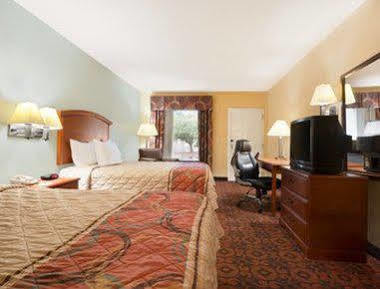Hotel Days By Wyndham Roanoke Rapids